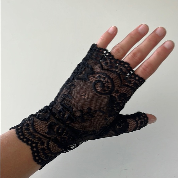 Black Lace Gloves - Picture 4 of 5